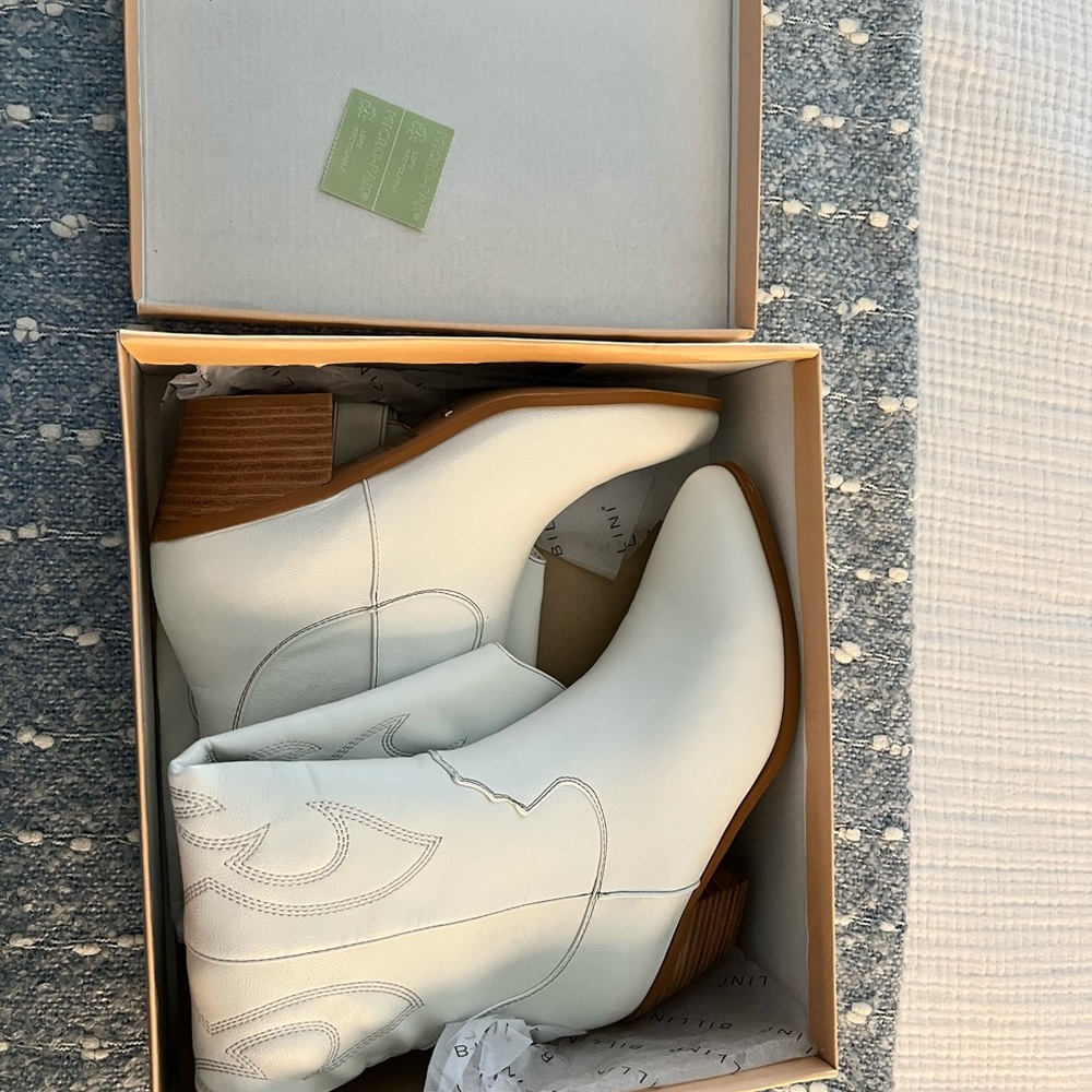 White Cowboy boots Never worn. Perfect for a concert bachelorette/Nashville